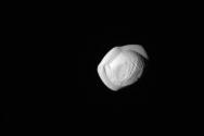 Спутник сатурна оказался похож на летающую тарелку Спутник сатурна в виде пельменя